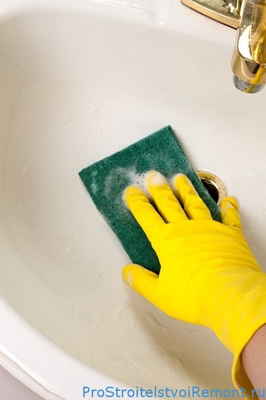 Как очистить ванную и душевую кабину от налета?