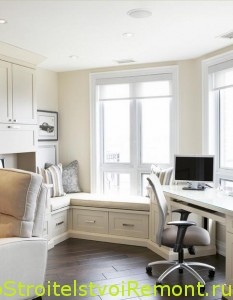 Домашний офис с удобным компьютерным стулом и столом фото