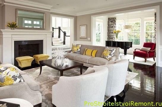 Дизайн интерьера гостиной в белом цвете с цветами фото с желтыми подушками