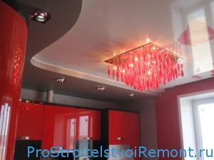 Красивый красный натяжной потолок на кухне фото