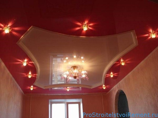 Натяжной потолок дизайн фото красного цвета
