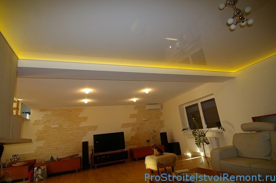 Натяжной потолок дизайн фото в гостиной с посдветкой