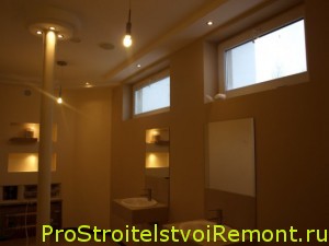 Дизайн подвесного потолка с освещением в туалете и в ванной комнате фото