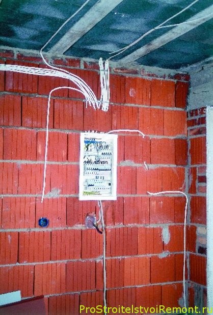 Установка электричества в подвесной потолок фото