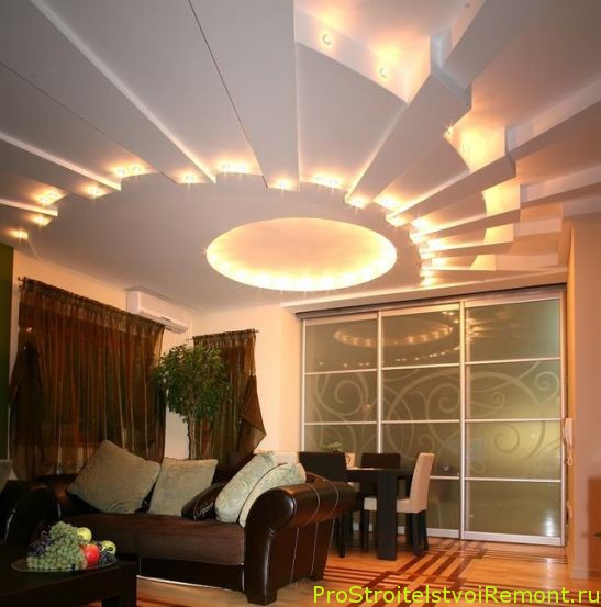 Дизайн подвесного потолка с красивым освещением фото