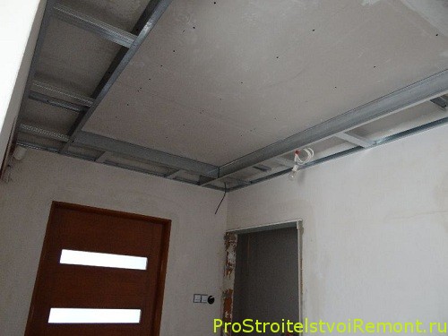 Монтаж двухуровневого подвесного потолка из гипсокартона в спальне фото