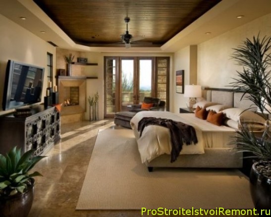 Дизайн подвесного деревянного потолка в спальне фото