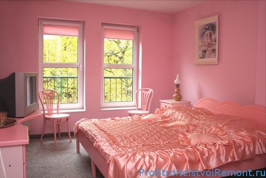 Розовый цвет в интерьере спальни фото