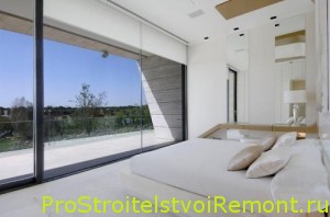 Дизайн белой современной спальни с большим окном фото