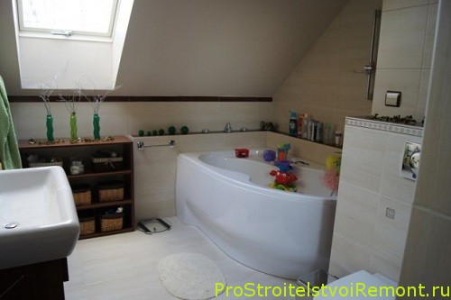 Уютная маленькая ванная комната на чердаке фото
